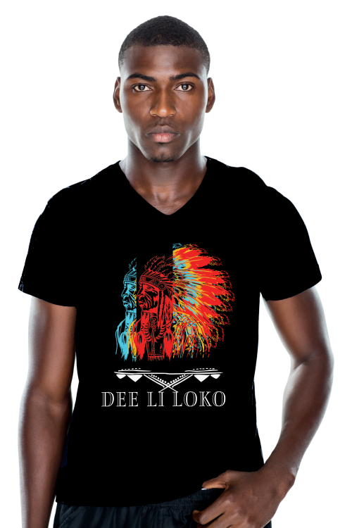 mannen t-shirt, mens shirt, zwart, opdruk, native, rood, geel, blauw, veren, v-hals, print, Dee li loko, ten-eight design,korte mouwen, colour black, v-neck, short sleeves, red, blue, yellow, witte opdruk, tekst ,arowaks