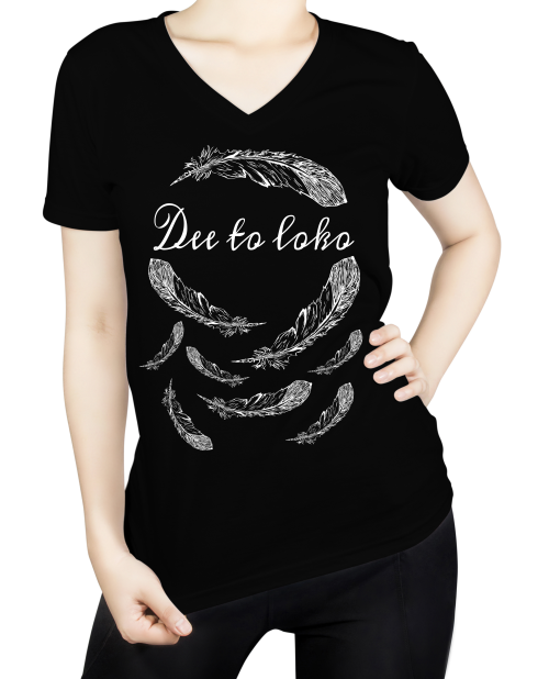 vrouwen t-shirt, womans shirt, zwart, opdruk, native, veren, feathers, ronde -hals, print, Dee to loko, ten-eight design,korte mouwen, colour black, round neck, short sleeves, white, witte opdruk, tekst, arowaks