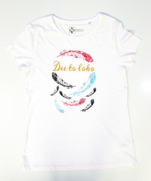 vrouwen t-shirt, womans shirt, native-american, south-american, indiaans, inheems, wit, opdruk, veren, wit, veren, feathers, ronde -hals, print, Dee to loko, ten-eight design, korte mouwen, colour black, round neck, short sleeves, red, blue, black