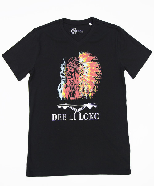 mannen, men, t-shirt, mens shirt, zwart, opdruk, native, native - american, south - american, indiaan, inheems, indigenous, rood, geel, blauw, veren, v-hals, print, Dee li loko, ten-eight design,korte mouwen, colour black, v-neck, short sleeves, red, blue, yellow, witte opdruk, tekst, arowaks