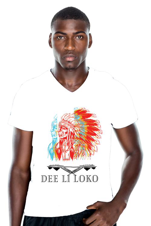 mannen t-shirt, wit, opdruk, native, rood, geel, blauw, veren, v-hals, print, Dee li loko, ten-eight design,korte mouwen, colour white, v-neck, short sleeves, red, blue, yellow, mens shirt, arowaks