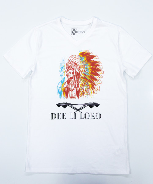 mannen, men, t-shirt, wit, opdruk, native, indiaan, south- american, native american,inheems, rood, geel, blauw, veren, v-hals, print, Dee li loko, ten-eight design,korte mouwen, colour white, v-neck, short sleeves, red, blue, yellow, mens shirt, arowaks