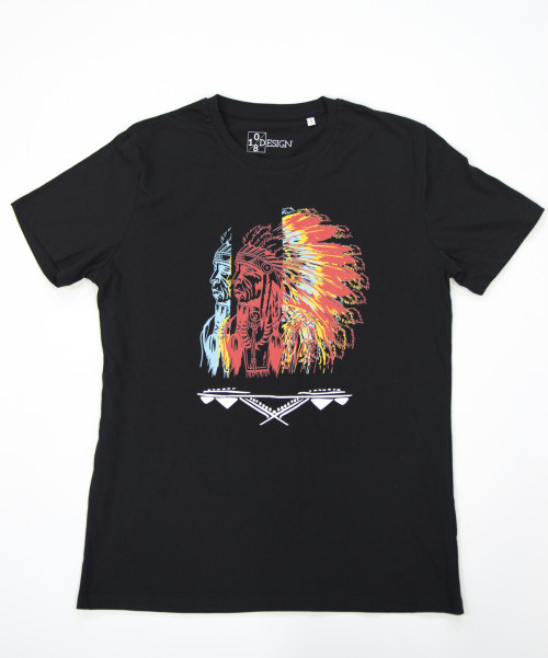 mannen, men, t-shirt, mens shirt, zwart, opdruk, native, native - american, south - american, indiaan, inheems, indigenous, rood, geel, blauw, veren, v-hals, print, Dee li loko, ten-eight design,korte mouwen, colour black, v-neck, short sleeves, red, blue, yellow, witte opdruk, tekst, arowaks